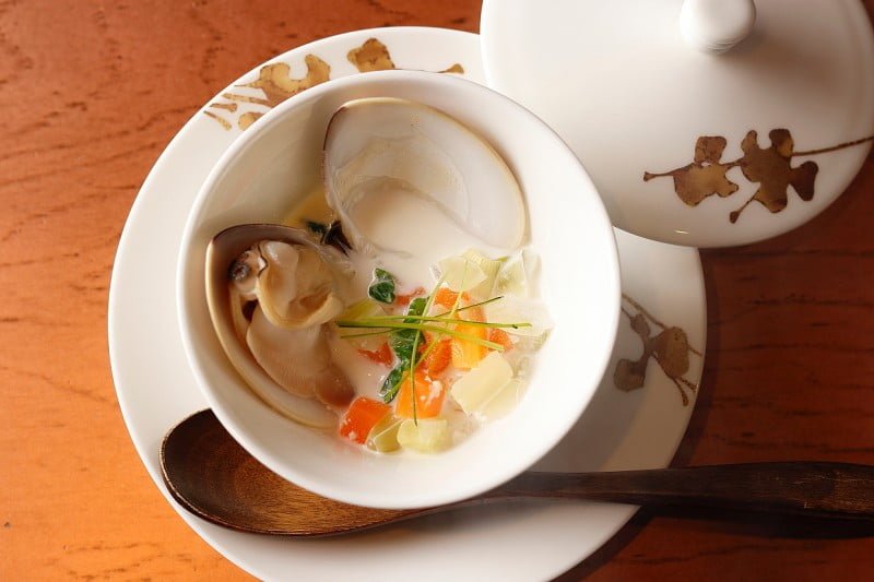 Clam and young cabbage soup